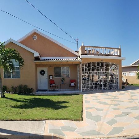 Irie Hideaway - Private Studio In Gated Community --Caribbean Estates, Portmore Apartment Exterior photo